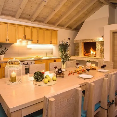 Apartment Skura Private Heated Pool 32m2, Summer Kitchen, 4 Bedrooms, Garden *