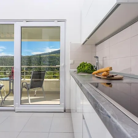 Skura Private Heated Pool 32m2, Summer Kitchen, 4 Bedrooms, Garden Apartment