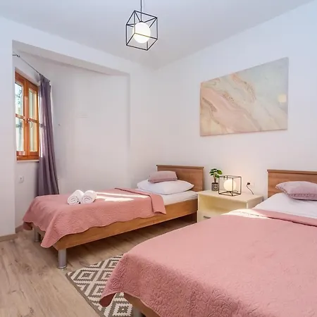 Apartment Skura Private Heated Pool 32m2, Summer Kitchen, 4 Bedrooms, Garden *