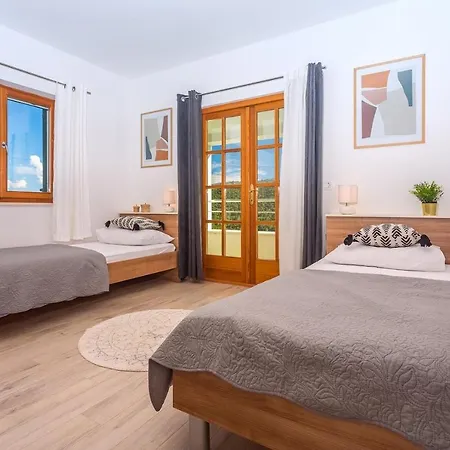 Apartment Skura Private Heated Pool 32m2, Summer Kitchen, 4 Bedrooms, Garden Duce