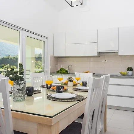 Skura Private Heated Pool 32m2, Summer Kitchen, 4 Bedrooms, Garden Duće