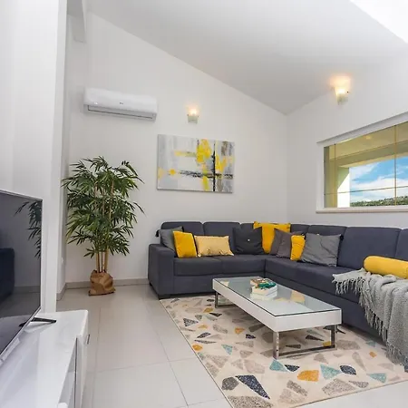 Skura Private Heated Pool 32m2, Summer Kitchen, 4 Bedrooms, Garden Apartment *