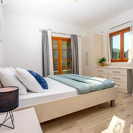 Apartment Skura Private Heated Pool 32m2, Summer Kitchen, 4 Bedrooms, Garden