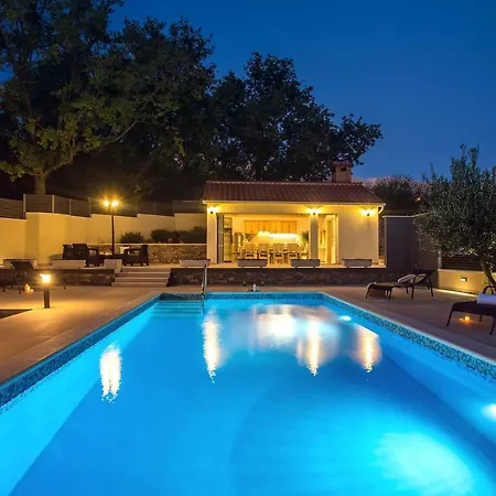 Skura Private Heated Pool 32m2, Summer Kitchen, 4 Bedrooms, Garden
