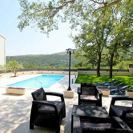 Apartment Skura Private Heated Pool 32m2, Summer Kitchen, 4 Bedrooms, Garden