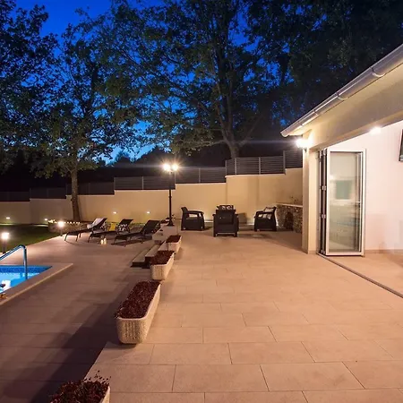 Skura Private Heated Pool 32m2, Summer Kitchen, 4 Bedrooms, Garden