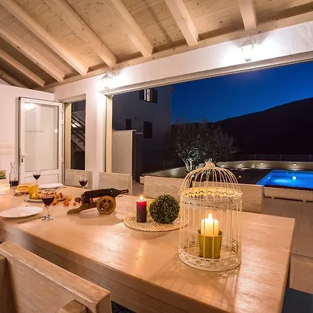 Skura Private Heated Pool 32m2, Summer Kitchen, 4 Bedrooms, Garden Apartment Duće