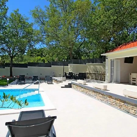 Skura Private Heated Pool 32m2, Summer Kitchen, 4 Bedrooms, Garden *