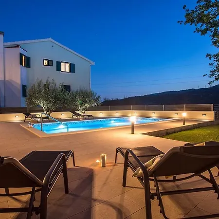 Skura Private Heated Pool 32m2, Summer Kitchen, 4 Bedrooms, Garden Apartment *