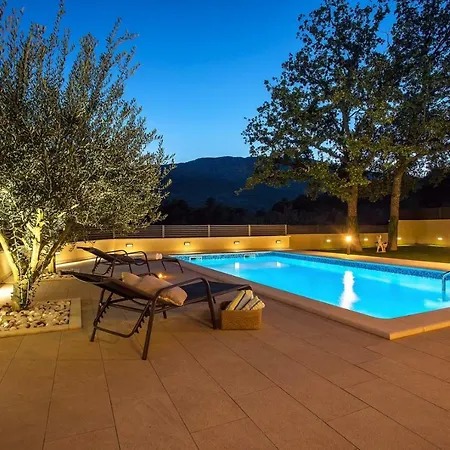 Skura Private Heated Pool 32m2, Summer Kitchen, 4 Bedrooms, Garden Apartment