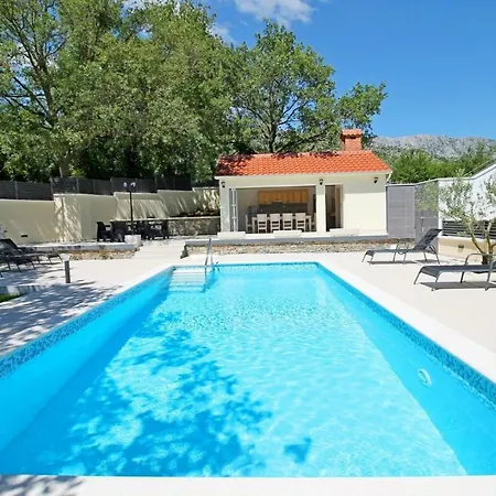 Apartment Skura Private Heated Pool 32m2, Summer Kitchen, 4 Bedrooms, Garden
