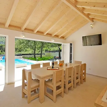 Skura Private Heated Pool 32m2, Summer Kitchen, 4 Bedrooms, Garden *