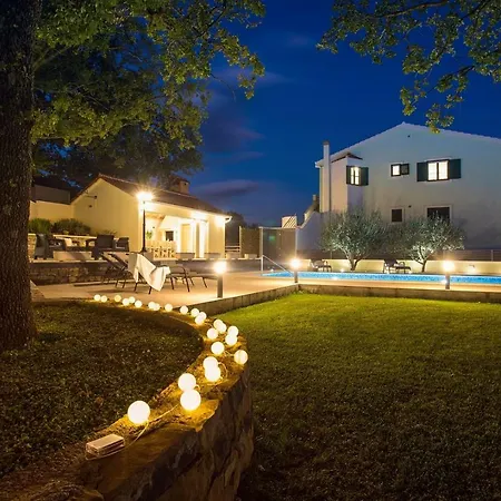 Skura Private Heated Pool 32m2, Summer Kitchen, 4 Bedrooms, Garden