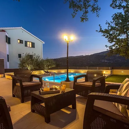 Skura Private Heated Pool 32m2, Summer Kitchen, 4 Bedrooms, Garden Apartment Duće