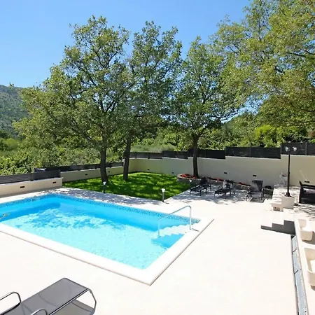 Skura Private Heated Pool 32m2, Summer Kitchen, 4 Bedrooms, Garden