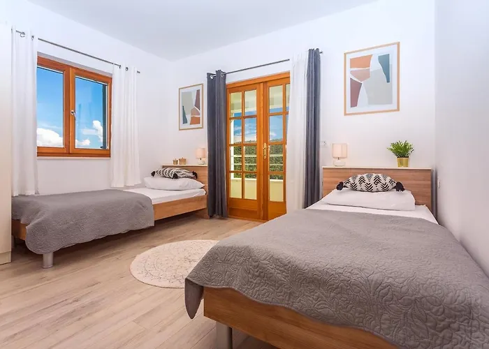 Apartamento Skura Private Heated Pool 32m2, Summer Kitchen, 4 Bedrooms, Garden Duće