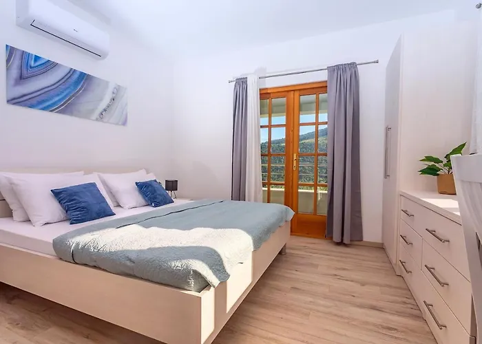 Skura Private Heated Pool 32m2, Summer Kitchen, 4 Bedrooms, Garden Apartamento *