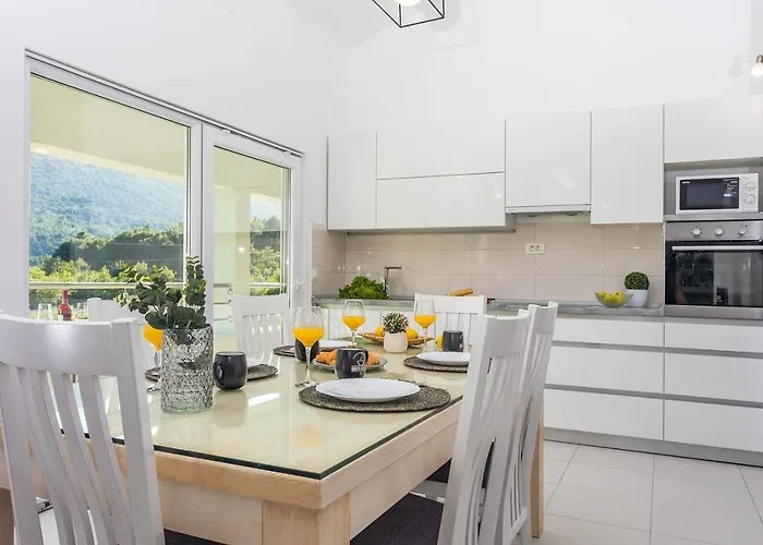 Skura Private Heated Pool 32m2, Summer Kitchen, 4 Bedrooms, Garden Duće