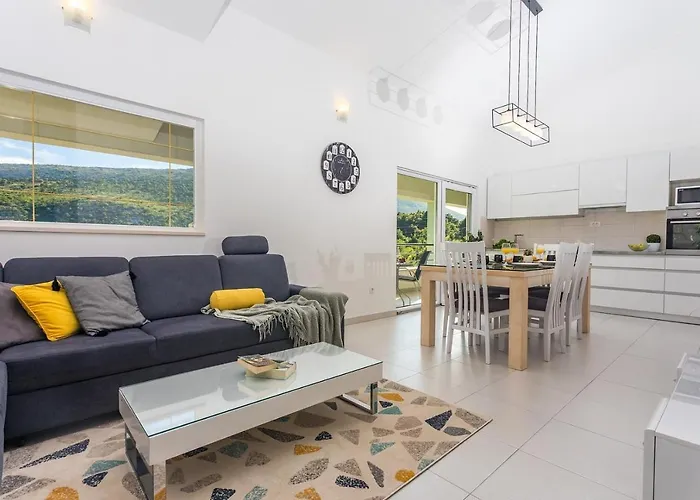 Skura Private Heated Pool 32m2, Summer Kitchen, 4 Bedrooms, Garden Apartamento *