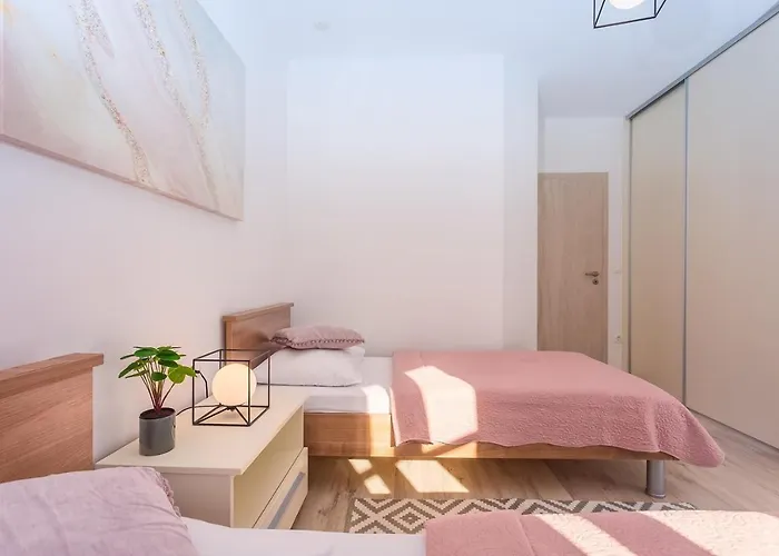 Skura Private Heated Pool 32m2, Summer Kitchen, 4 Bedrooms, Garden *