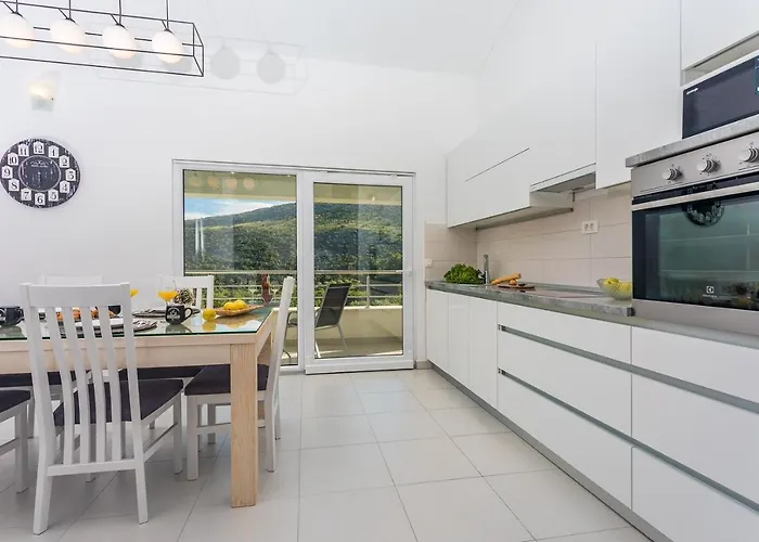 Skura Private Heated Pool 32m2, Summer Kitchen, 4 Bedrooms, Garden Apartamento *