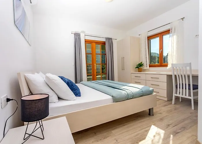 Apartamento Skura Private Heated Pool 32m2, Summer Kitchen, 4 Bedrooms, Garden