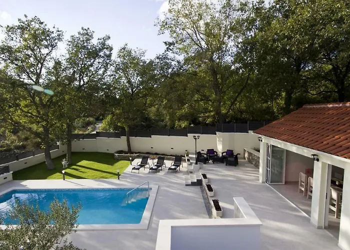 Skura Private Heated Pool 32m2, Summer Kitchen, 4 Bedrooms, Garden Duće