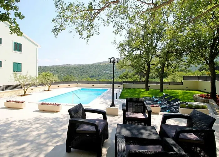 Apartamento Skura Private Heated Pool 32m2, Summer Kitchen, 4 Bedrooms, Garden