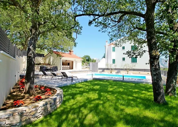 Skura Private Heated Pool 32m2, Summer Kitchen, 4 Bedrooms, Garden *