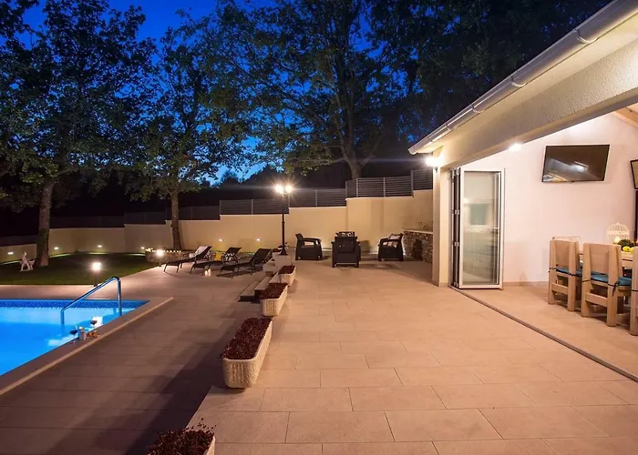 Skura Private Heated Pool 32m2, Summer Kitchen, 4 Bedrooms, Garden