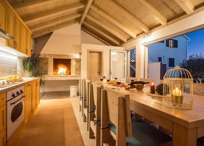 Skura Private Heated Pool 32m2, Summer Kitchen, 4 Bedrooms, Garden