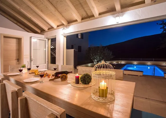 Skura Private Heated Pool 32m2, Summer Kitchen, 4 Bedrooms, Garden Apartamento Duće