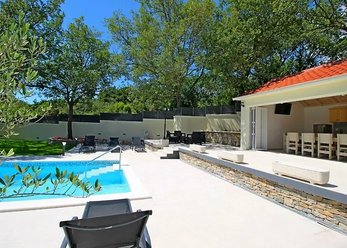 Skura Private Heated Pool 32m2, Summer Kitchen, 4 Bedrooms, Garden *