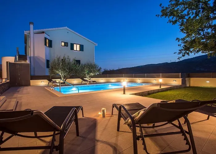 Skura Private Heated Pool 32m2, Summer Kitchen, 4 Bedrooms, Garden Apartamento *