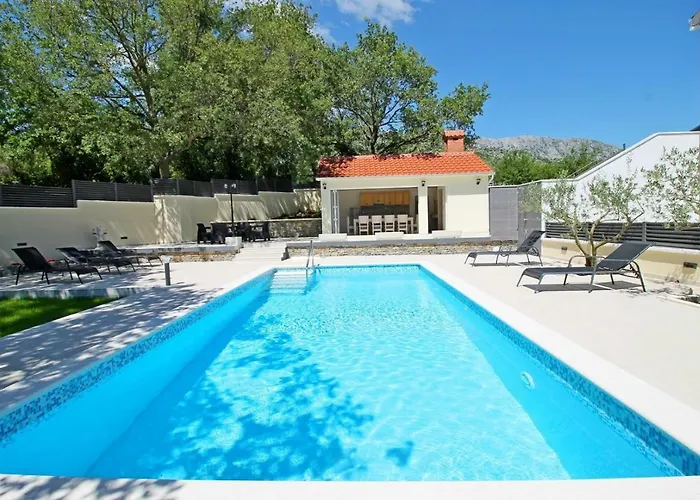 Apartamento Skura Private Heated Pool 32m2, Summer Kitchen, 4 Bedrooms, Garden