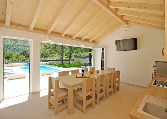 Skura Private Heated Pool 32m2, Summer Kitchen, 4 Bedrooms, Garden *