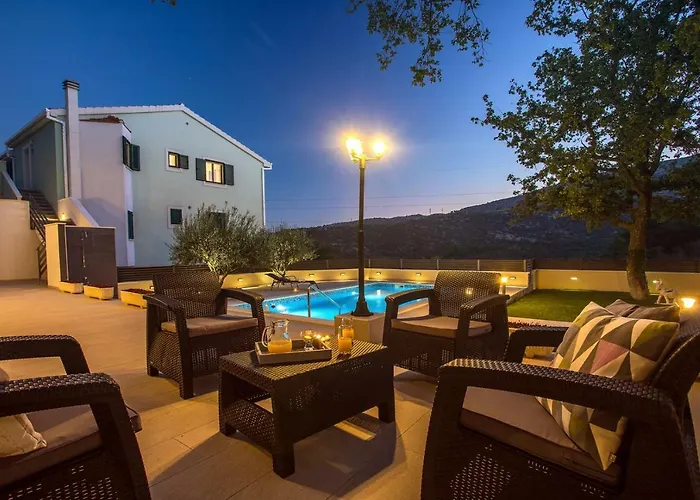 Skura Private Heated Pool 32m2, Summer Kitchen, 4 Bedrooms, Garden Apartamento Duće