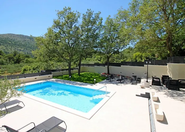 Skura Private Heated Pool 32m2, Summer Kitchen, 4 Bedrooms, Garden